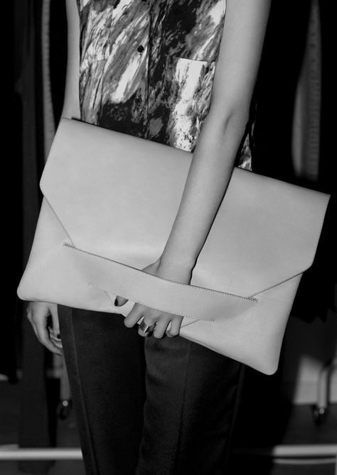 Best Leather Wallet, Sacs Design, Oversized Clutch, White Clutch, Handbag Heaven, Envelope Bag, Leather Projects, Beautiful Bags, Leather Accessories