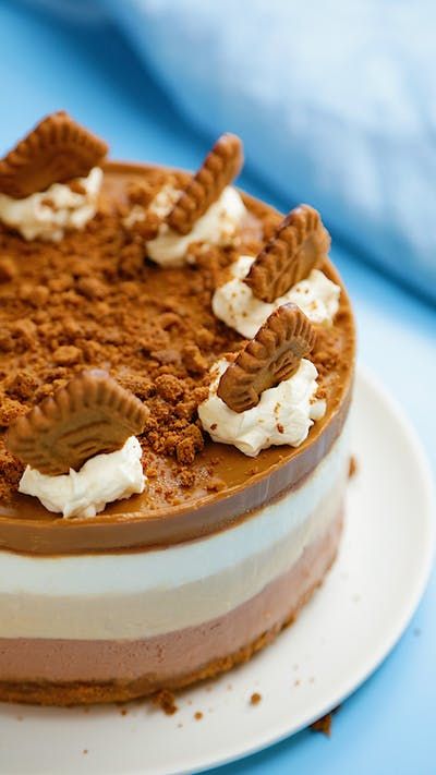 Recipe with video instructions: undefined Ingredients: For the base:, 200g chocolate covered biscoff biscuits, 30g butter, melted, For the cheesecake:, 225ml double cream, 125g caster sugar, 675g... Cheesecake Speculoos, Biscoff Recipes, Resipi Kek, Biscoff Cheesecake, Cheesecake Desserts, India Food, Food Videos Desserts, Savoury Cake, Healthy Baking