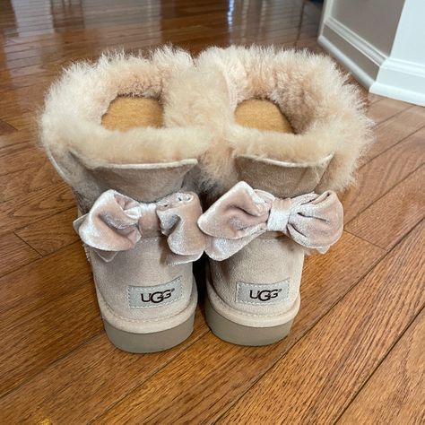 Ugg Mini Bailey Bow Velvet Ribbon- Driftwood Great Condition, Ugg Pretreated And Water Resistant. Worn Two Times Uggs Shoes, Ugg Mini Bailey Bow, Cute Uggs, Pretty Sneakers, Crocs Fashion, Ugg Mini, Pretty Shoes Sneakers, Ugly Shoes, Shoes Ugg