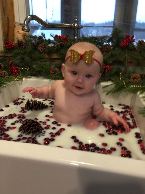 Hot Coco Bath Photoshoot Diy, Christmas Milk Bath Baby, Baby Sink Bath, Baby Milk Bath, Milk Bath Photos, Baby Christmas Photography, Christmas Baby Pictures, Milk Bath Photography, Baby Christmas Photos