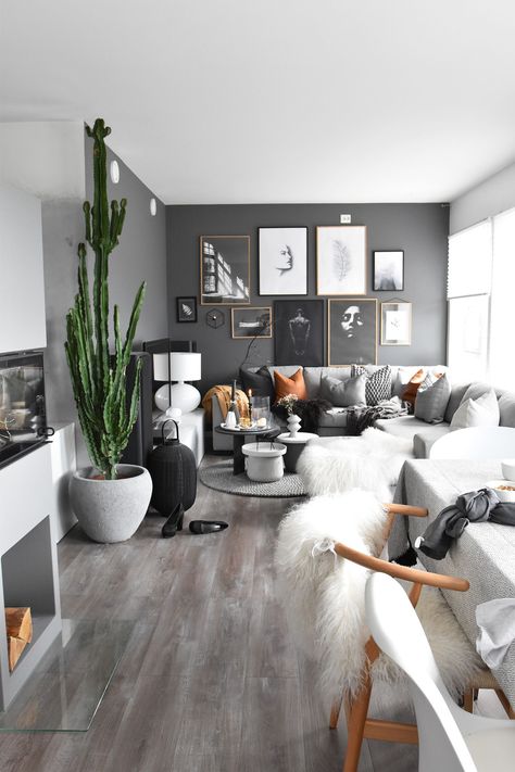 Dark grey black wall living room idea with indoor plants and amazing wall art Black Walls Living Room, Dark Grey Living Room, Vstupná Hala, Furnitur Ruang Keluarga, Living Room Photos, Living Room Scandinavian, Living Room Grey, Apartment Living Room, Design Living