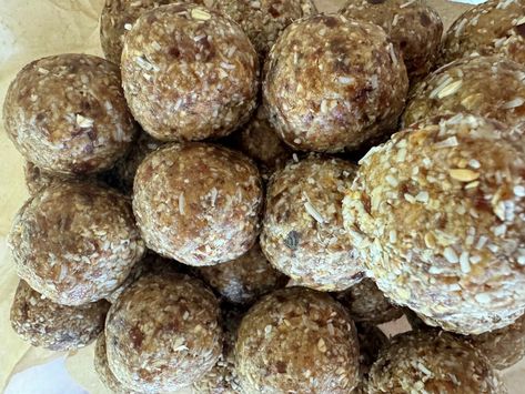 Coconut, Oat and Date Energy Balls Date And Coconut Balls, Cheap Easy Recipes, Coconut Date Balls, Date Energy Balls, Smoothie Supplements, Super Green Smoothie, Coconut Balls, Healthy Mummy, Cheap Easy Meals