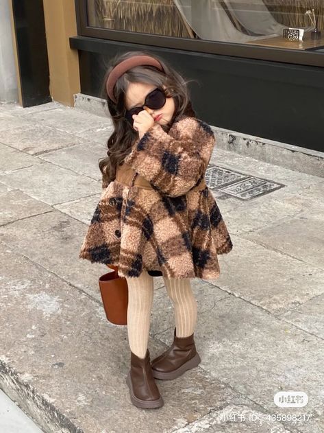 Baby Girl Winter Outfits, Valentino Outfit, Girls Winter Outfits, Girls Winter Dresses, Kids Winter Outfits, Kids Winter Fashion, Parents Love, Tas Fashion