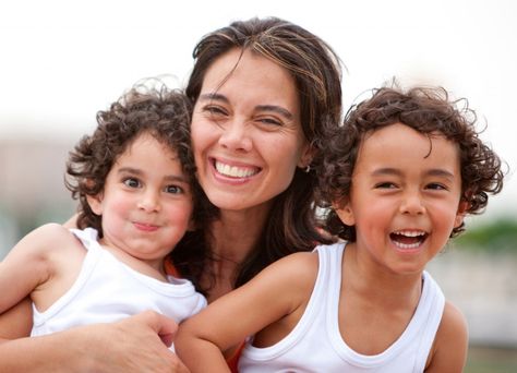 The last example of types of family is the single parent family. Single parent families are families where there is only one mother or father. In the picture there is a mother shown with her two children. This can happen due to divorce in a family, teenage pregnancy, and optional single parent adoption. Single Parent, Montessori Ideas, Happy Children, Parenting Videos, Sibling Rivalry, Single Dating, Parenting Blog, Memes Humor, Family Parenting