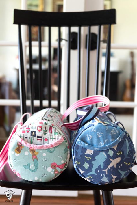 Kids Duffle Bag, Diy Duffle Bag, Duffle Bag Patterns, Mini Duffle Bag, Polka Dot Chair, It Friday, Bag Sewing Pattern, Bag Pattern Free, Blue Shark