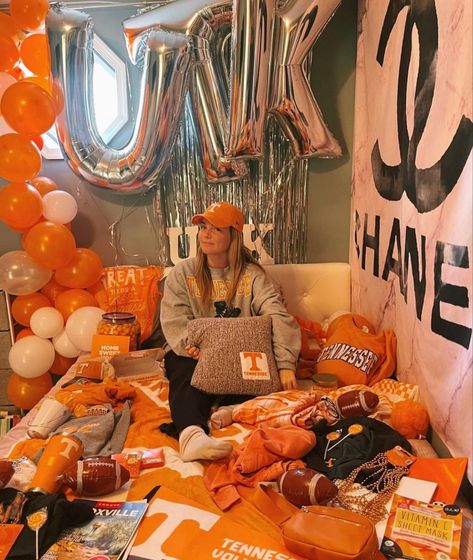 Tennessee Bed Party, University Of Tennessee Dorm Room, College Bed, College Football Outfits, Moving To Tennessee, Bed Party, Rocky Top Tennessee, College Bedding, College Acceptance