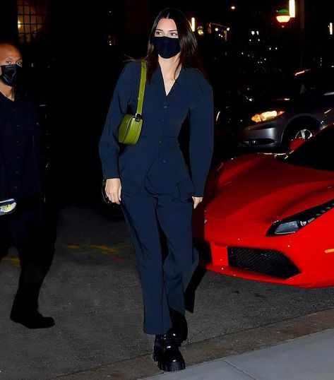 Kendall Jenner Outfits Casual, Nyc March, Dark Blue Suit, Kendall Jenner Street Style, Off Duty Outfits, Kendall Style, Classic Style Outfits, Sophisticated Outfits, Kendall Jenner Outfits