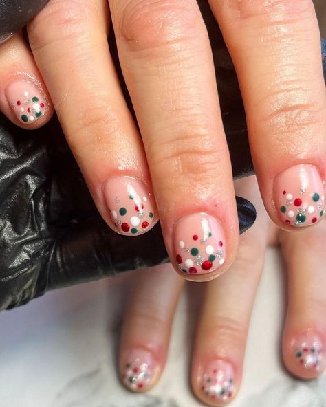 Christmas Polka Dot Nails, Christmas Nails 2022 Short, Xmas Short Nails, Christmas Biab Nails, Winter Christmas Nails Simple, Simple Short Christmas Nails, Holiday Nails 2022, Holiday Gel Nails, December Nails Simple