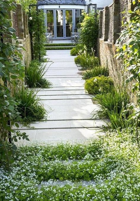 29 Side of the House Landscaping Ideas to Make it Look Better Villa Architecture, Stone Garden Paths, Fence Plants, Walkway Landscaping, Walkway Design, Garden Walkway, Modern Garden Design, Low Maintenance Garden, Garden Path