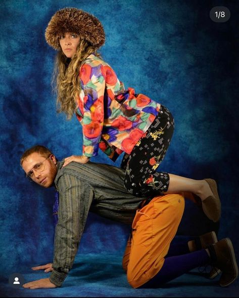 Cringy Jcpenney Pictures, Couple Picture Ideas Funny, Cute Sibling Poses, Cringy Photo Poses, Cursed Group Photos, Cringy Photoshoot, Old School Family Photoshoot, Goofy Family Photos, Weird Couple Poses