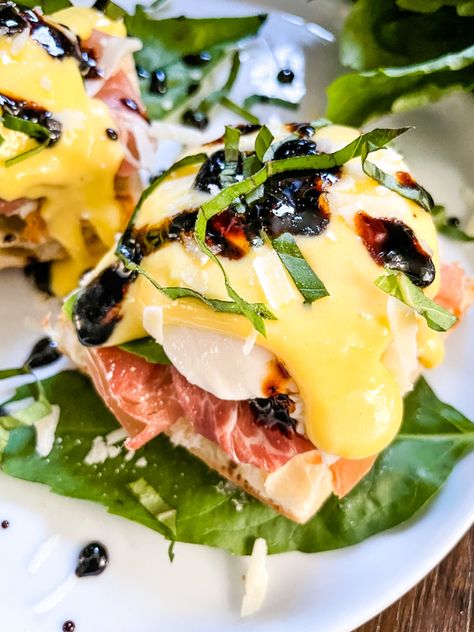 Grilled Cheese Eggs Benedict, Prosciutto Eggs Benedict, Fancy Eggs Benedict, Croissant Eggs Benedict, Italian Food Breakfast, Easy Italian Breakfast Recipes, Traditional Italian Breakfast Recipes, Fancy Egg Breakfast, Prosciutto Benedict