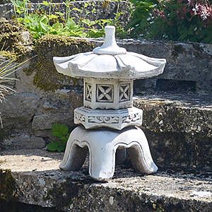 Outdoor Zen Garden, Japanese Garden Lanterns, Pagoda Garden, Pagoda Lanterns, Japanese Pagoda, Bird Types, Stone Lantern, Lawn Ornament, Garden Lanterns