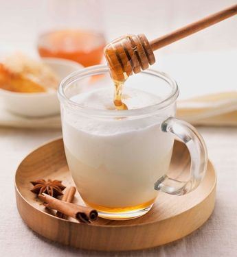 hot milk with honey. Milk And Honey Drink, Milk With Honey, Warm Milk And Honey, Best Cough Remedy, Honey Drink, Milk Benefits, Cinnamon Benefits, Aesthetic Health, Tattoo Health