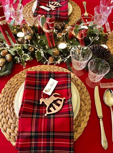 Xmas Tablescapes, Friends Dinner, Xmas Table Decorations, Holiday Friends, Xmas Table, Christmas China, Beautiful Tablescapes, Tartan Christmas, Christmas Tabletop