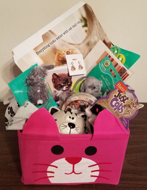 Cat-themed Basket Cat Gift Basket, Raffle Gift Basket Ideas, Pet Gift Basket, Silent Auction Basket, Basket Raffle, Auction Gift Basket Ideas, Anniversary Gift Baskets, Theme Baskets, Auction Basket