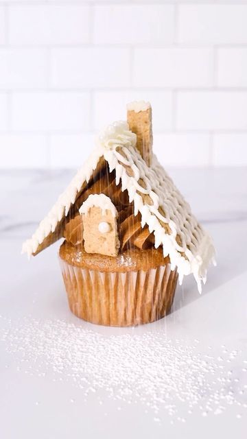 Lindsey Katon on Instagram: "Gingerbread house cupcake!🤎 I used a spice cake for a golden brown base, then just graham cracker halves for the roof, and decorated with buttercream! 🤍 The roof is able to rest on the mound of frosting below, so it is stable and easy to construct, but you could also glue the two halves together at the top with white chocolate for extra stability. The decorating possibilities are endless with this house technique, and it’s easier than a real gingerbread house! Would you try it? • • • • #gingerbreadhouse #cupcake #holidaybaking #spicecake #buttercream #grahamcrackers #cupcakedecorating #cupcakeinspo #lindseybakedthis" House Shaped Cake, Real Gingerbread House, Cakes Christmas, Gingerbread Ideas, Chocolate House, Cakes Decorating, Mini Candy Canes, Holiday Baking Recipes, Cupcake Wars