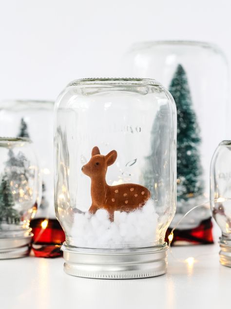 This DIY Winter Wonderland Snow Globe Forest is a simple and cute addition to your holiday decorating!  In just minutes make a little forest with Mason jars, bottle brush trees, woodland creatures and faux snow! Christmas Snow Globes Diy, Winter Wonderland-party, Waterless Snow Globe, Inexpensive Diy Gifts, Mason Jar Christmas Crafts, Jar Projects, Snow Globe Crafts, Globe Crafts, Chirstmas Decor