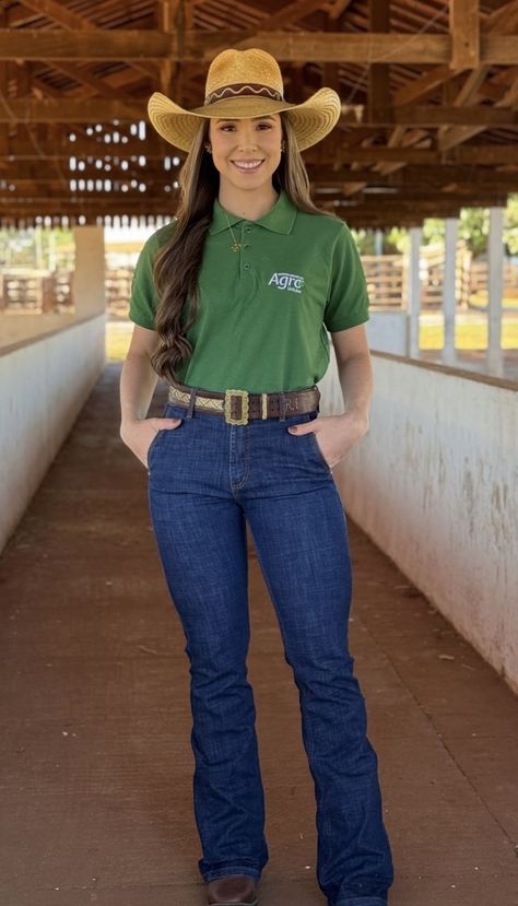 Farmers Outfit Women, Farm Outfits, Aesthetic Cowgirl, Farmer Outfit, Farm Clothes, Looks Country, Cowboy Up, Country Women