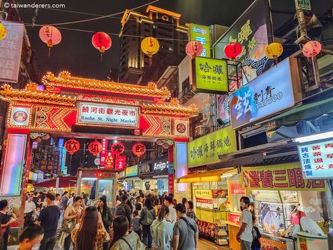 Raohe Night Market in Taipei - Tasty Taiwanese Street Food - Taiwanderers Thai Spices, Sun Moon Lake, Japanese Pancake, Craft Beer Bar, Couple Cooking, Taiwan Travel, Food Stall, Night Market, Incredible Places