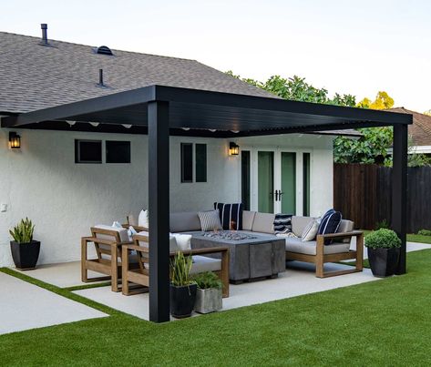 2022 Warm-Season Outdoor Living Trends: The New American Yard | Yardzen Online Landscape Design, Side Yard Landscaping, Modern Pergola, Beautiful Patios, Hus Inspiration, Modern Patio, Yard Design, Design Exterior, Side Yard