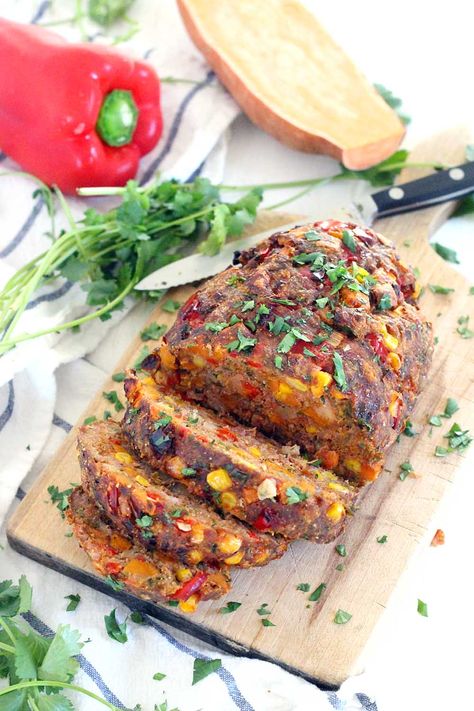 This Southwestern Meatloaf is a healthy, gluten-free option, PACKED with roasted veggies and bursting with Southwestern flavor. It's easy to make this ahead and freeze for later! Meatloaf Bowl, Southwestern Meatloaf, Southwest Cabin, Camping Food Make Ahead, Camping Meal Planning, Freezer Friendly Meals, Paleo Crockpot, Weeknight Dinner Recipes Easy, Camping Recipes