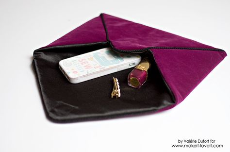 DIY Velours Envelope Clutch tutorial | via www.makeit-loveit.com Clutch Diy, Velvet Clutch Bag, Clutch Tutorial, Bag Sewing Pattern, Diy Clutch, Heirloom Dresses, Velvet Clutch, Bag Sewing, Envelope Clutch