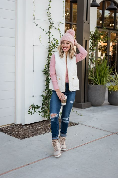 JC Penney Vest, Top and Jeans Outfit Chaleco Blanco, Winter Outfit Dressy, Chaleco Outfit, Bodywarmer Outfit, Hat With Long Hair, Burberry Scarf Outfit, Hats For Women Outfits, Hat With Short Hair, Winter Outfit Comfy