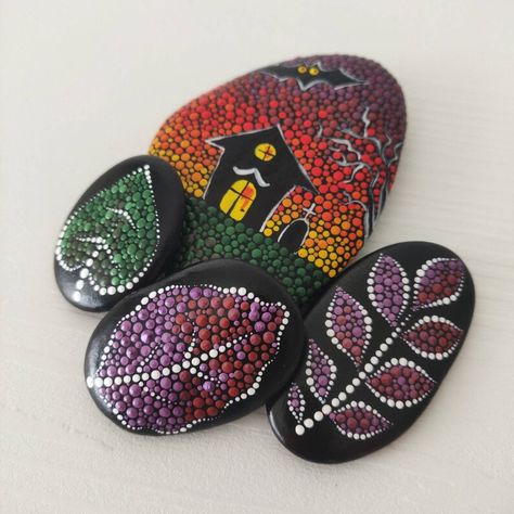 Halloween Stones, Rock Fairy Garden, Rock Projects, Unicorn Paint, Fairy Garden Gifts, Christmas Mandala, Mandala Painted Rocks, Scary Decorations, Art Pierre