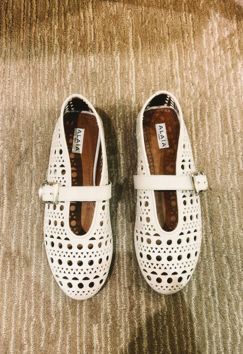 White Alaia Shoes Alaia Shoes, Chic Shoes, 2024 Trends, Ballerina Shoes, March 2024, White Shoes, Summer Shoes, Fashion Shoes, Shoe Bag