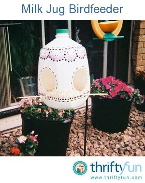 Milk jug bird feeder. #diy #MilkJugs Milk Jug Bird Feeder, Jug Bird Feeder, Milk Carton Bird Feeder, Milk Jug Crafts, Bird Feeder Craft, Plastic Milk, Diy Bird Feeder, Diy Birds, Bird Houses Diy