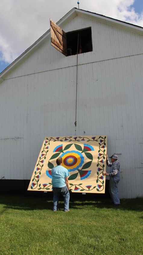 Raising the Barn Quilt - The Farmer's Life Amish Barns, Xmas Shopping, Barn Signs, Painted Barn Quilts, Farm Quilt, Barn Quilt Designs, Barn Art, Barn Quilt Patterns, Barn Decor