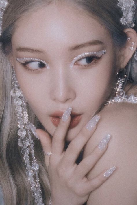 Y2k Hair Accessories, Chung Ha, Y2k Hair, Edgy Aesthetic, Face Jewels, Glitter Eyeliner, Beauty Pop, Make Up Inspo, Make Up Looks