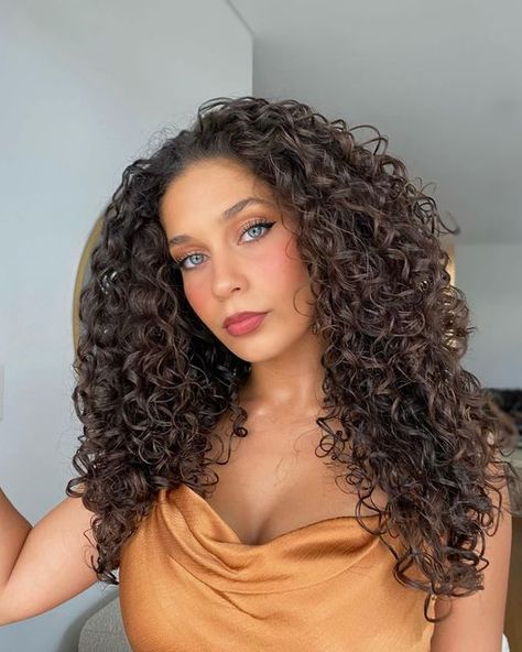 Curly Hair Blue Eyes, Best Curly Hairstyles, Curled Hair, Brown Curly Hair, Curly Haircuts, Hair Girls, Glamour Uk, Wash Day, Hair Aesthetic