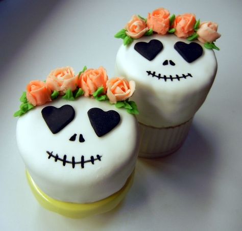 Day Of The Dead Party Decorations, Day Of The Dead Cupcakes, Mini Cakes Halloween, Dia De Los Muertos Cake Ideas, Halloween Mini Cakes Ideas, Fall Mini Cakes, Mini Halloween Cakes, Halloween Mini Cakes, Day Of The Dead Cake