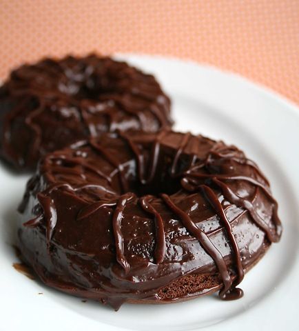 Chocolate Covered Chocolate Doughnut Recipe ~ It starts with a box of Devil’s Food Cake Mix. The only changes I made to it were to use 1 whole egg and 2 yolks instead of 3 eggs. I also reduced the amount of water from 1 1/3 cups down to 1 cup, as well as adding 1/2 a box of instant chocolate pudding.  This all  made the doughnuts a little denser.  That’s it. The rest was just as stated on the box. Then, ice them with chocolate ganache. Lava Bundt Cake, Lava Chocolate Cake, Chocolate Doughnuts Recipe, Mini Bunt Cake, Chocolate Doughnuts, Cake Cooking, Chocolate Bundt, Fresh Fruit Recipes, Mini Bundt Cakes