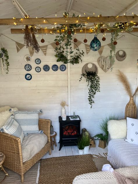 Corner Summerhouse Interiors Ideas, Shed Inspo Inside, Diy She Shed Interior On A Budget, Cozy Shed Interior, Summer House Garden Interior, Boho Shed Interior, Corner Summer House Ideas, Boho She Shed Interior Ideas, Small Summerhouse Interiors Ideas