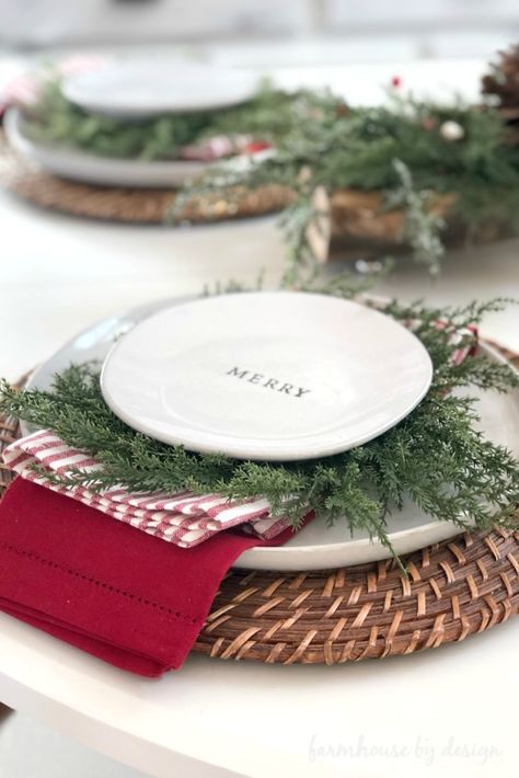 Christmas Dinner Setting Table, Dinner Table Christmas, Christmas Supper, Holiday Cheermeister, Simple Christmas Table, Christmas Kitchens, Elegant Tablescapes, Soft Kitchen, Christmas Dinner Table