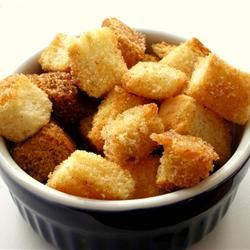 Cinnamon Croutons Cinnamon Croutons, Croutons Recipe, Crouton Recipes, Reheat Chicken, Vegan Donuts, Croutons Homemade, Scallop Recipes, Cinnamon Recipes, Salad Toppings