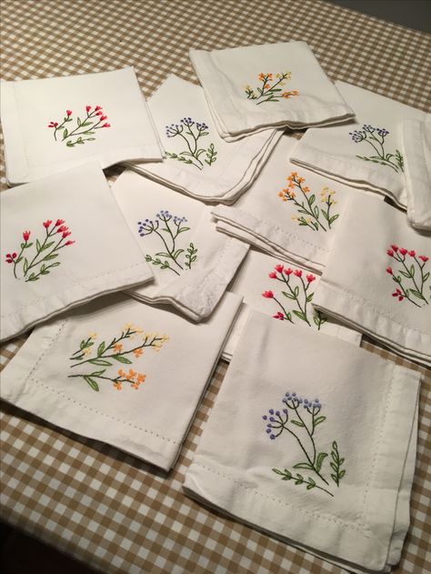 Embroidery Rumal Design, Handkerchief Design, Handkerchief Embroidery, Towel Embroidery Designs, Embroidery Napkins, Hand Embroidery Patterns Free, Clothes Embroidery Diy, Simple Hand Embroidery Patterns, Hand Sewing Projects