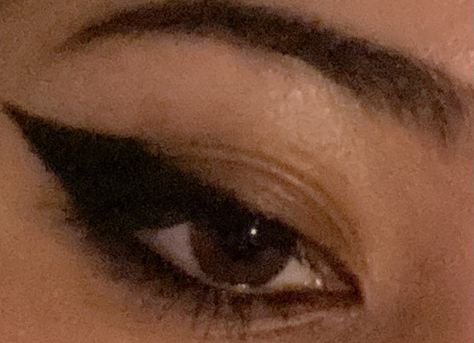 Thick Eyeliner Aesthetic, Early 2000s Eyeliner, Eyeliner With No Lashes, Big Liner Eye Makeup, Thick Eyeliner Grunge, Grunge Eyeliner Aesthetic, Puppy Dog Eyeliner Alt, Heavy Eyeliner Makeup Grunge, Edgy Eyeliner Aesthetic Hooded Eyes