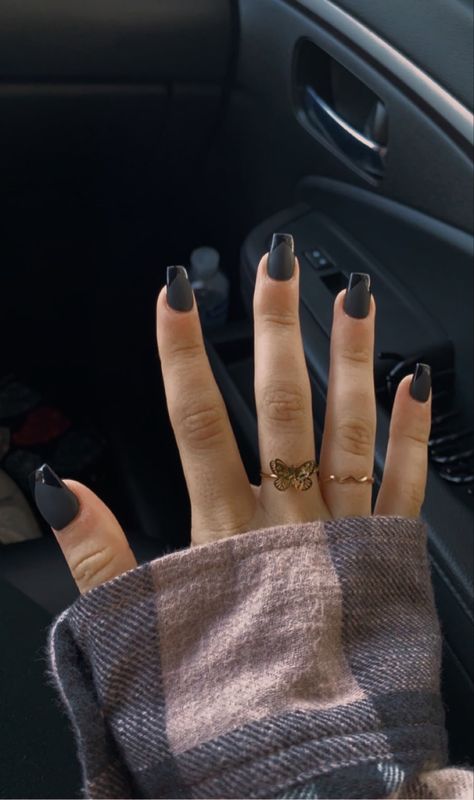 Matte Black Nail With Shiny Tip, Matte Black And Shiny Black Nails, Matt And Shiny Black Nails, Matte Black With Shiny Tip, Clear Matte Nails Short, Black Small Nails Ideas, Shiny On Matte Nails, Matte Black Nails Coffin Short, Black Nail With Accent