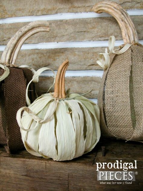 Corn Husk Pumpkins #cornhusk #pumpkin #fallcrafts Cornhusk Dolls, Corn Husk Wreath, Corn Husk Crafts, Thanksgiving Decorating, Corn Husks, Corn Husk Dolls, Dried Corn, Fun Wreath, Fall Is In The Air