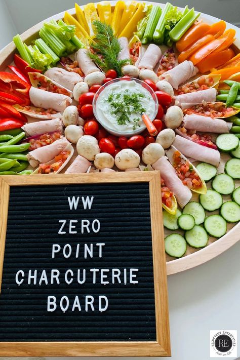 Making a Zero Point Foods Charcuterie Board is easy! Grab your favorite dip and veggies and assemble your own beautiful, healthy snack board. #zeropoints #wwcharcuterieboard #weightwatcherscharcuterieboard #charcuterieboard #reluctantentertainer Healthy Snack Charcuterie Board, Charcuterie Board Vege, Keto Horderves, Healthy Snack Board Ideas, Healthy Snack Board, Zero Point Foods, Charcuterie Lunch, Charcuterie Trays, Snack Boards