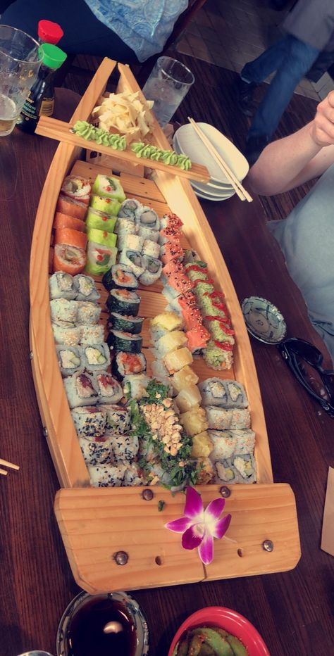 Sushi Boats, Sushi Photography, Sushi And Sashimi, Sushi Boat, Sashimi Sushi, Sushi Platter, Food Carving, Sushi Recipes, Food Goals