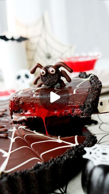 Holly Jade | —-> Recipe is on my website: thelittleblogofvegan.com 🕷️

Vegan , No-Bake & only 7 ingredients! 
Prepare to be SPOOKED with this scarily... | Instagram Chocolate Spiders, Caramel Filling, Spider Decorations, Spooky Food, Ig Bio, Pumpkin Spice Cake, Halloween Baking, Chocolate Oreos, Yay Or Nay