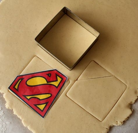 Superman Cookies, Superman Cupcakes, Superhero Cookies, Superman Cakes, Square Cookies, Superman Birthday, Superhero Cake, Cookie Tutorials, Sugar Cookie Designs