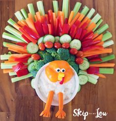 Easy veggie turkey appetizer with homemade ranch dip. The perfect recipe for your thanksgiving dinner! Veggie Turkey, Turkey Veggie Tray, Thanksgiving Veggies, Turkey Appetizers, Homemade Ranch Dip, Ranch Dip Recipe, Thanksgiving Snacks, Turkey Platter, Decorações Com Comidas