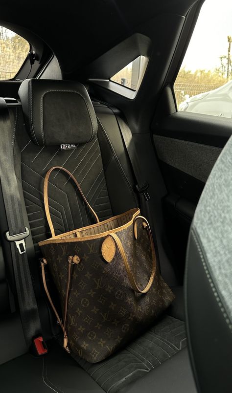 Louis Vuitton Duffle Bag Aesthetic, Lv Bags Louis Vuitton Handbags, Louis Vuitton Duffle Bag, Lv Tote, Purse Outfit, My Style Bags, Luxury Bags Collection, Girly Bags, Fancy Bags