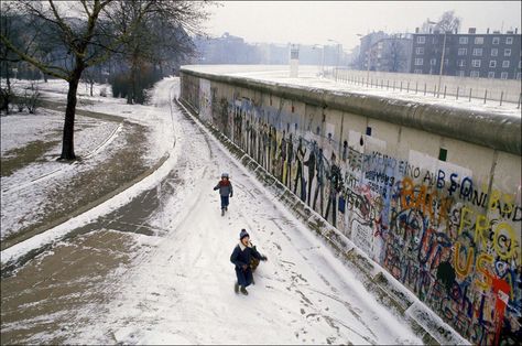 Everyday life along the Berlin Wall, 1985-1986 Pool With A View, The Berlin Wall, Rare Historical Photos, West Berlin, East Berlin, Brandenburg Gate, Soviet Army, Berlin Wall, East Germany