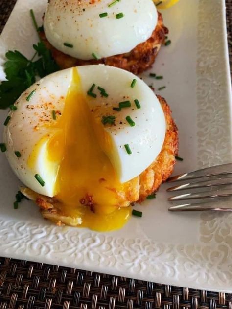 Air Fryer Poached Eggs - All Recipes Club Air Fryer Eggs, Homemade Hollandaise Sauce, Recipe For Hollandaise Sauce, Poached Egg Recipe, How To Make A Poached Egg, Desserts Keto, Weight Watchers Chicken, Filling Breakfast, Poached Egg